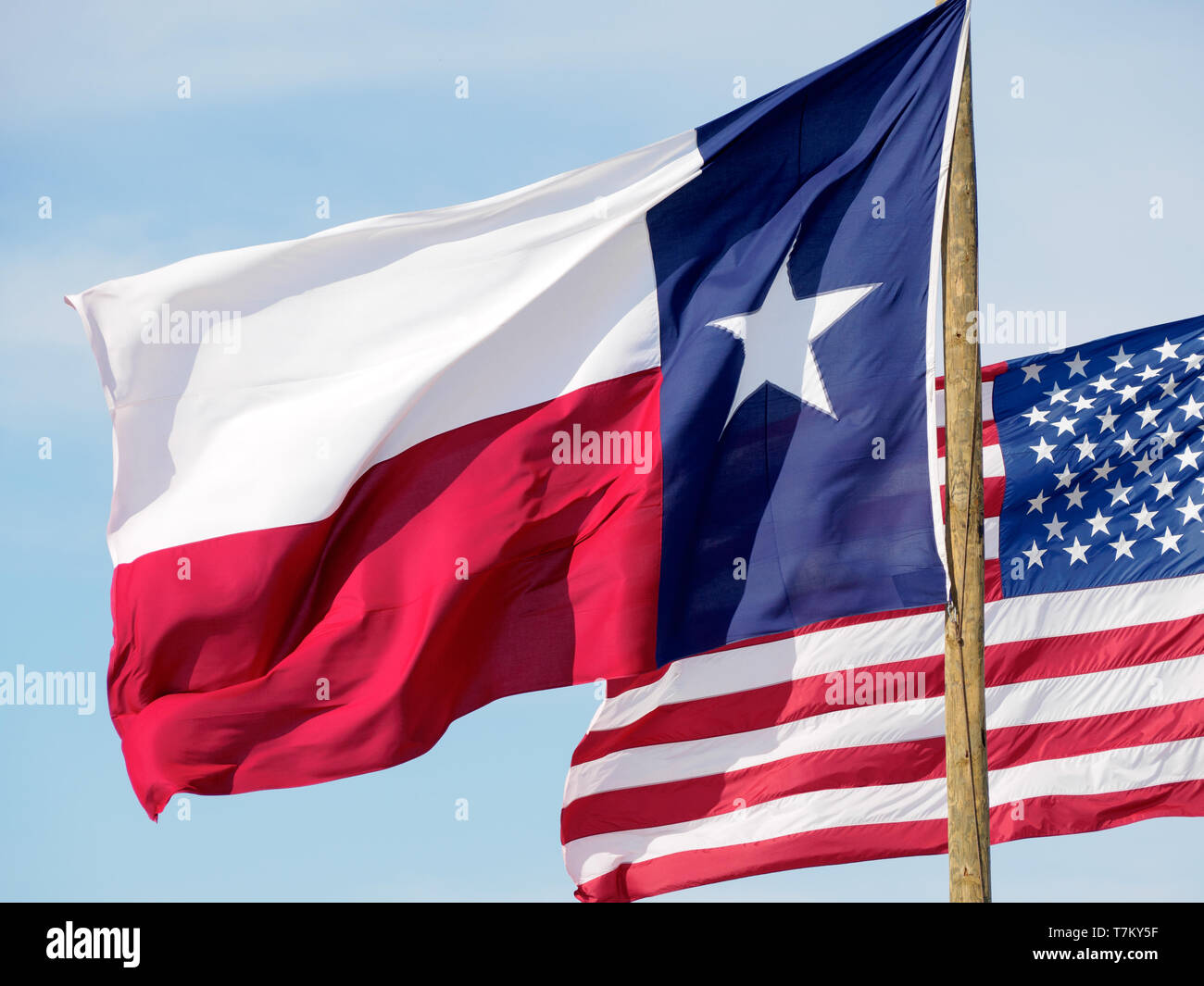 Das Texas State Flag Flag mit Vereinigten Staaten im Hintergrund fliegt Am2019 Texas Sandfest in Port Aransas, Texas USA. Stockfoto