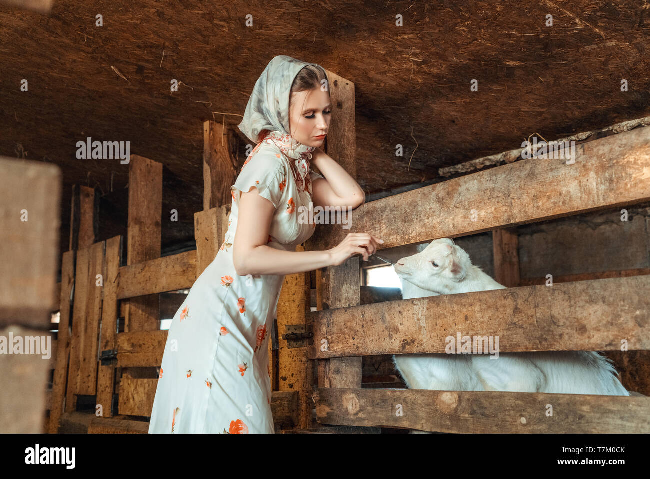 Mode Frau in der Scheune auf dem Bauernhof Stockfoto