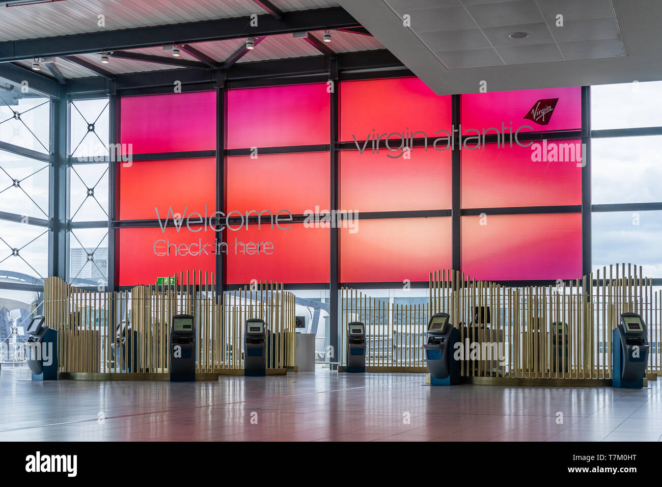 Automatische Check-in-Bereich für Virgin Atlantic Airline am Flughafen Gatwick, England, Großbritannien Stockfoto