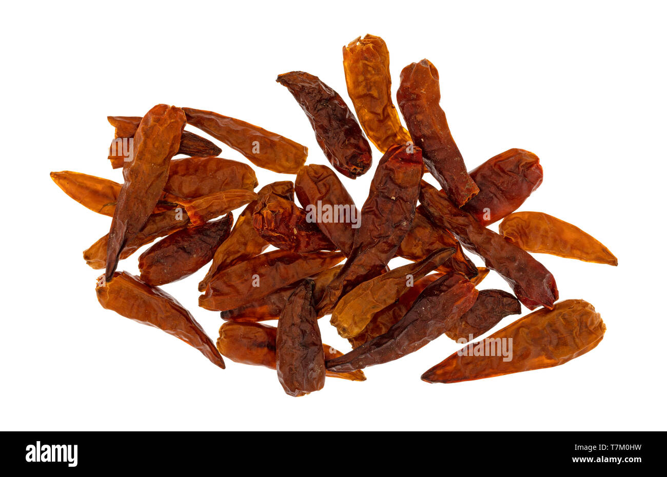 Blick von oben auf eine Gruppe von getrockneten Vietnamesischen chili peppers auf einem weißen Hintergrund. Stockfoto