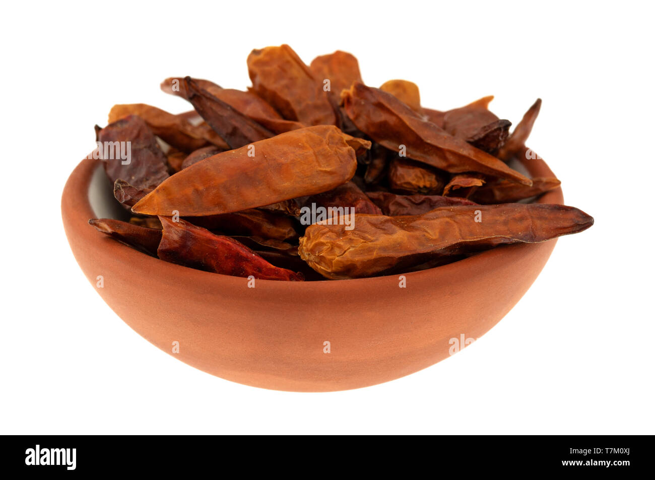 Seitliche Sicht auf eine Schüssel gefüllt mit getrockneten Vietnamesischen chili peppers auf einem weißen Hintergrund. Stockfoto