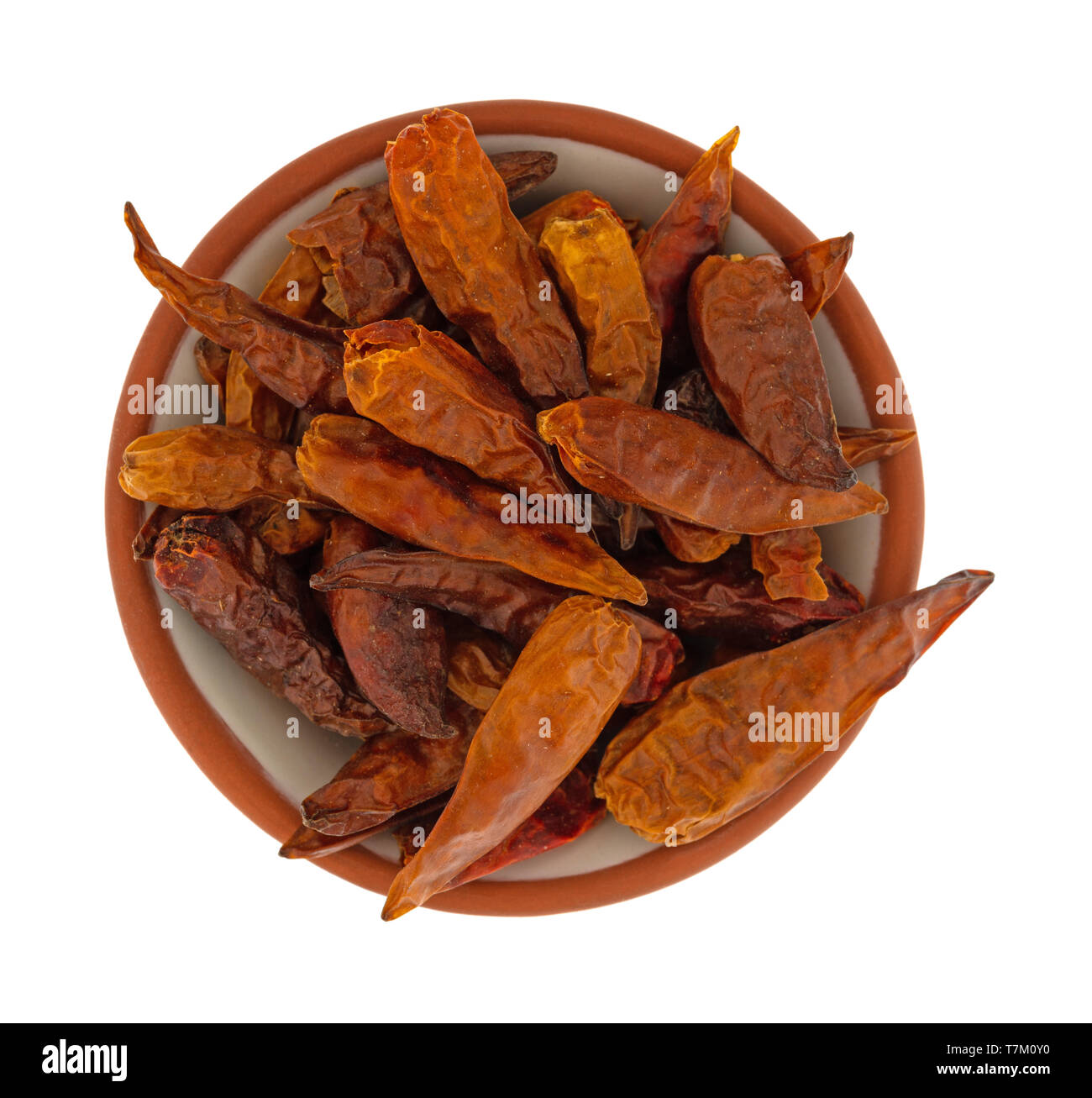 Ansicht von oben in eine Schüssel gefüllt mit getrockneten Vietnamesischen chili peppers auf einem weißen Hintergrund. Stockfoto