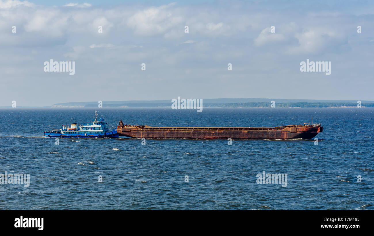 Blau Frachtschiff auf der Wolga Stockfoto
