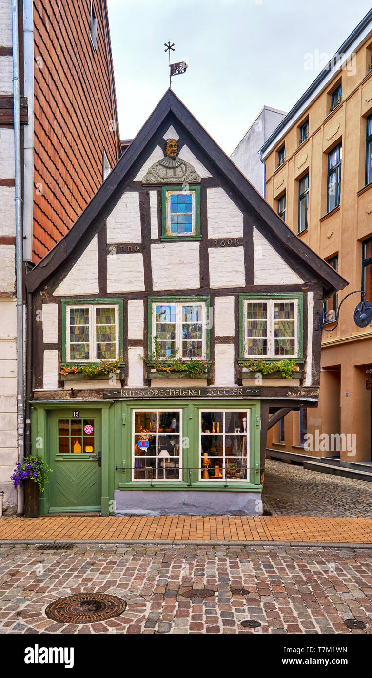 Ein kleines altes Fachwerkhaus in der Altstadt von Schwerin. Mecklenburg-Vorpommern, Deutschland Stockfoto
