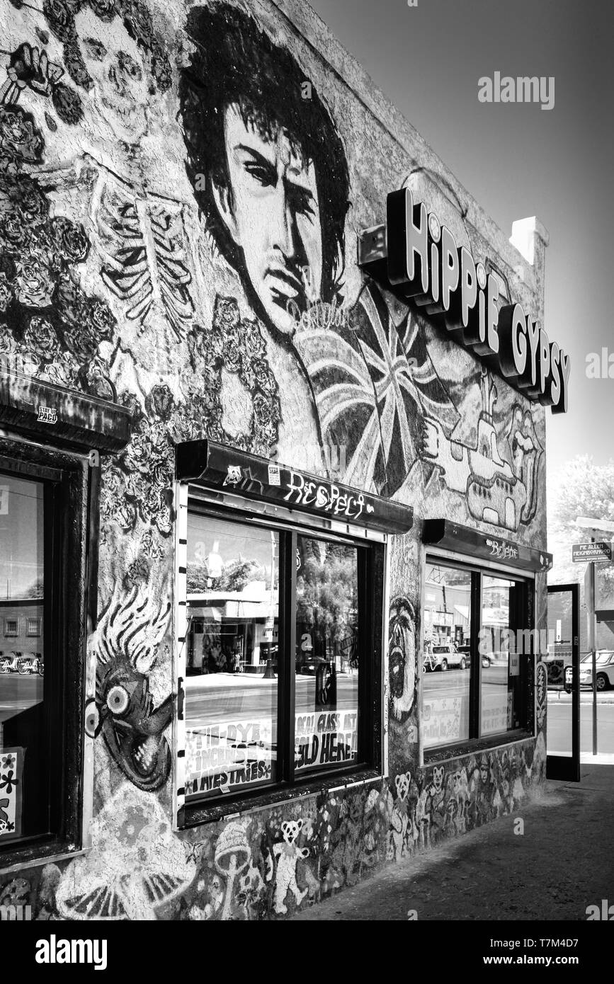 Eine leistungsstarke Wandgemälde von Dead Rock Stars auf der Seite der Hippie Zigeuner, ein Rauchmelder shop Emporium auf historischen 4th Avenue in der Innenstadt von Tucson, AZ Stockfoto
