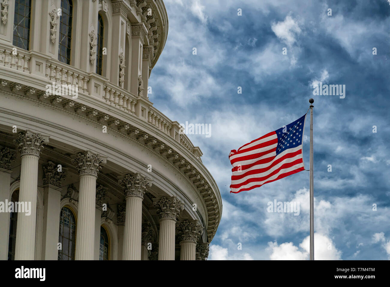 Washington Dc Capitol mit wehende Flagge auf bewölkten Himmel Stockfoto