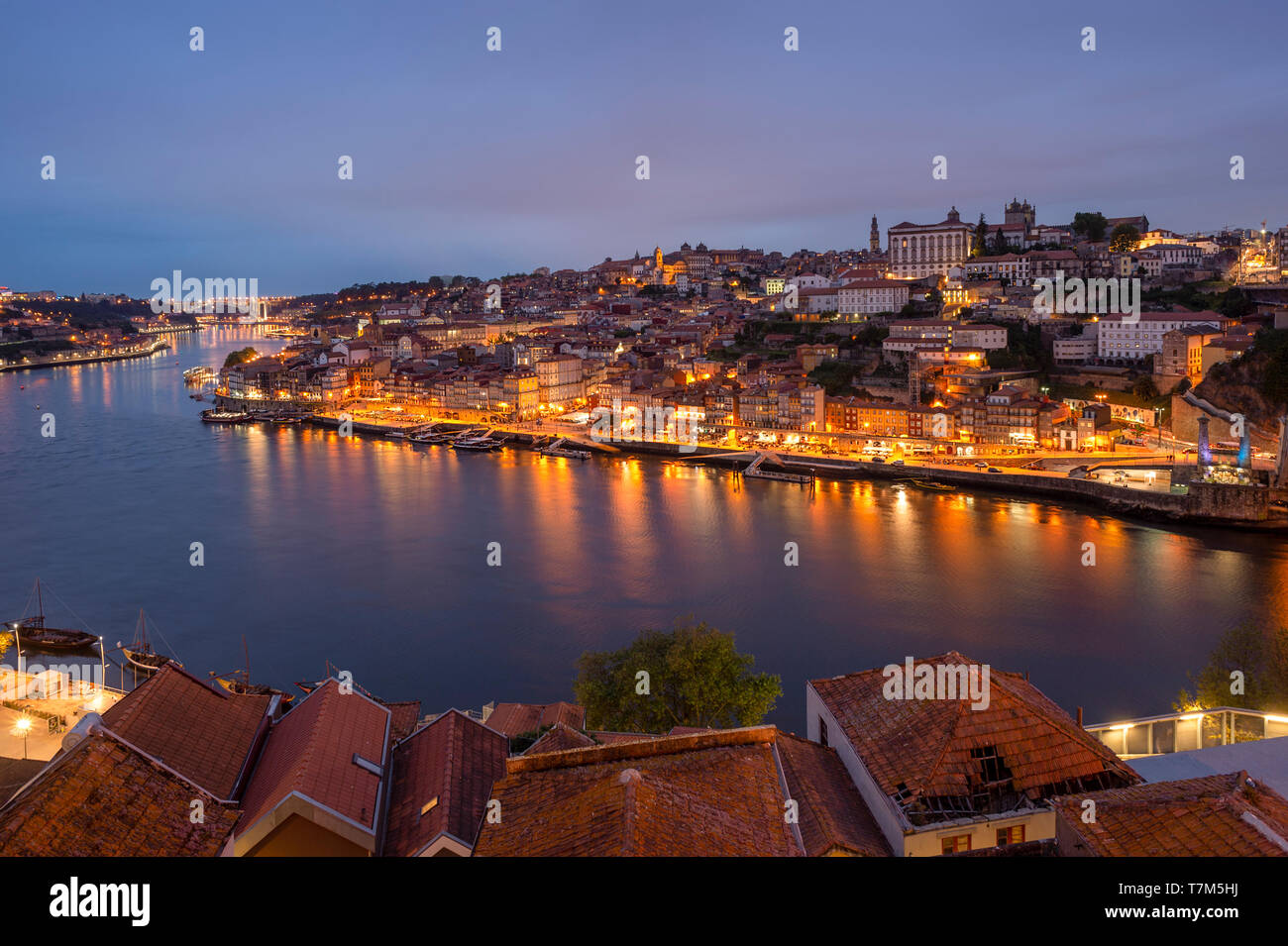 Porto bei Sonnenuntergang, Blick über den Rio Douro auf den Stadtteil Ribeira und Stadtbild. Stockfoto