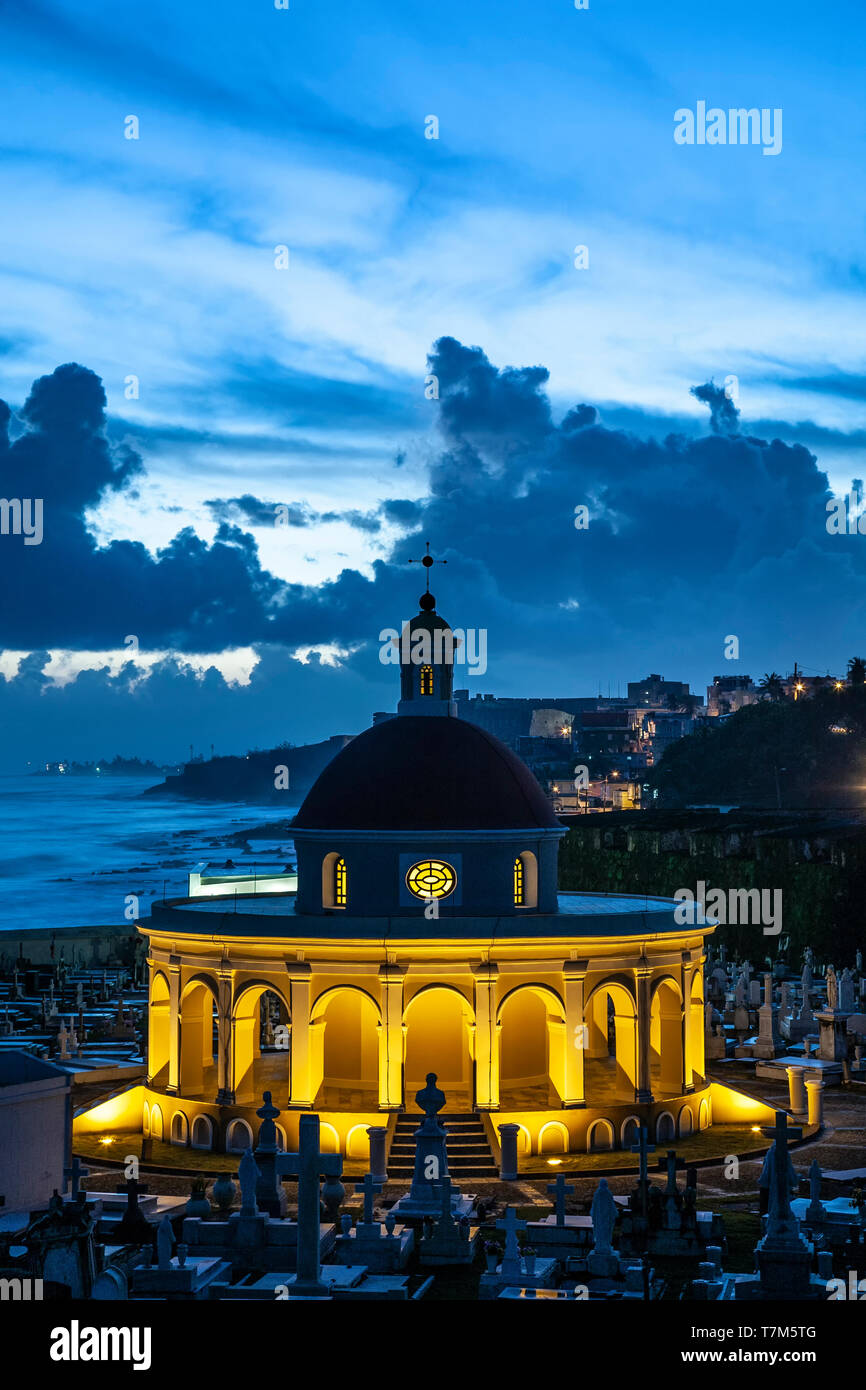 Kapelle in der Dämmerung, San Juan Friedhof (Santa Maria Magdalena de Pazzis), die Altstadt von San Juan, Puerto Rico Stockfoto
