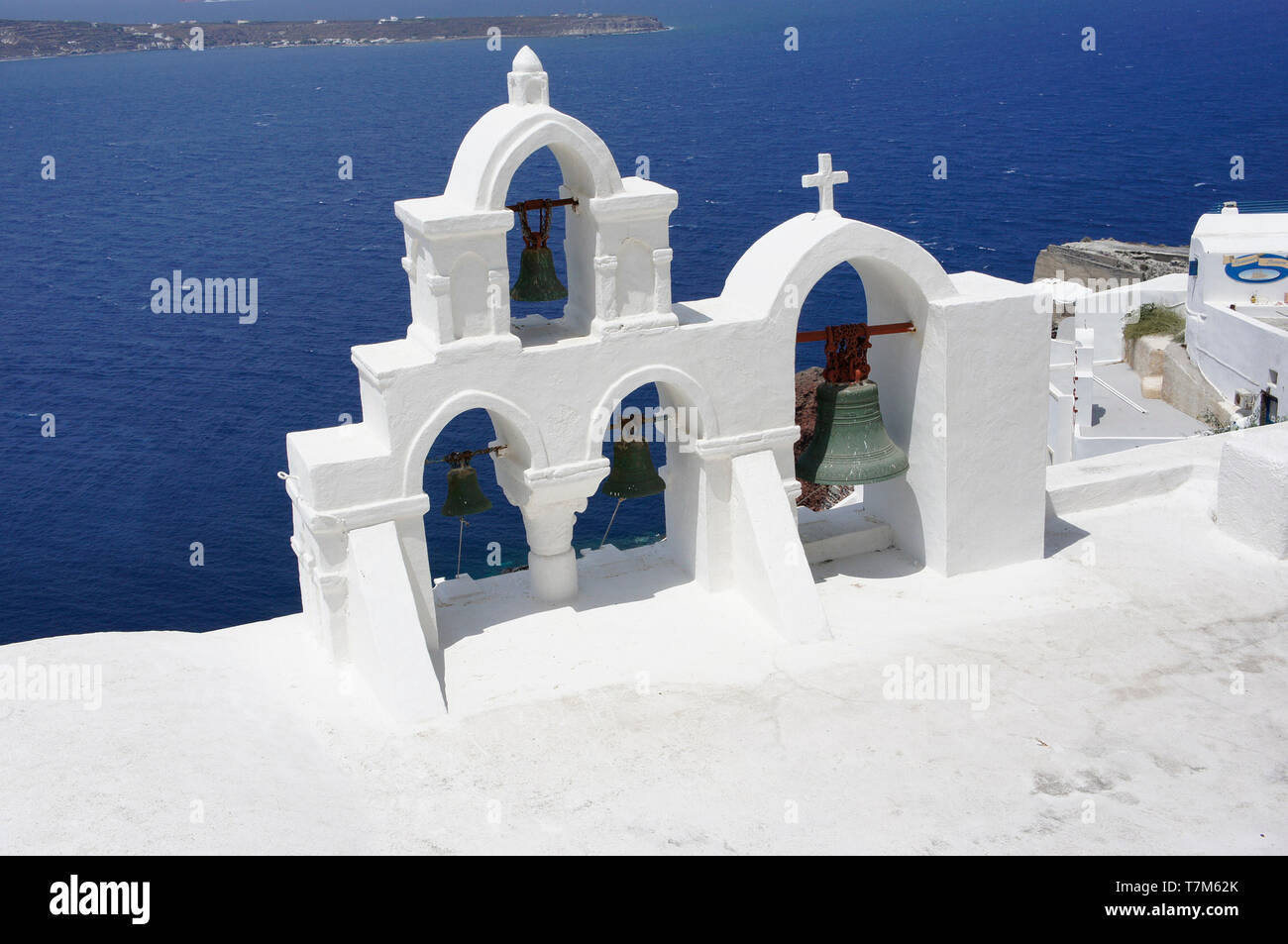 Lebendige Farben, blaue Meer und weißen Gebäude mit Kirchenglocken, auf der griechischen Insel Santorini genommen Stockfoto