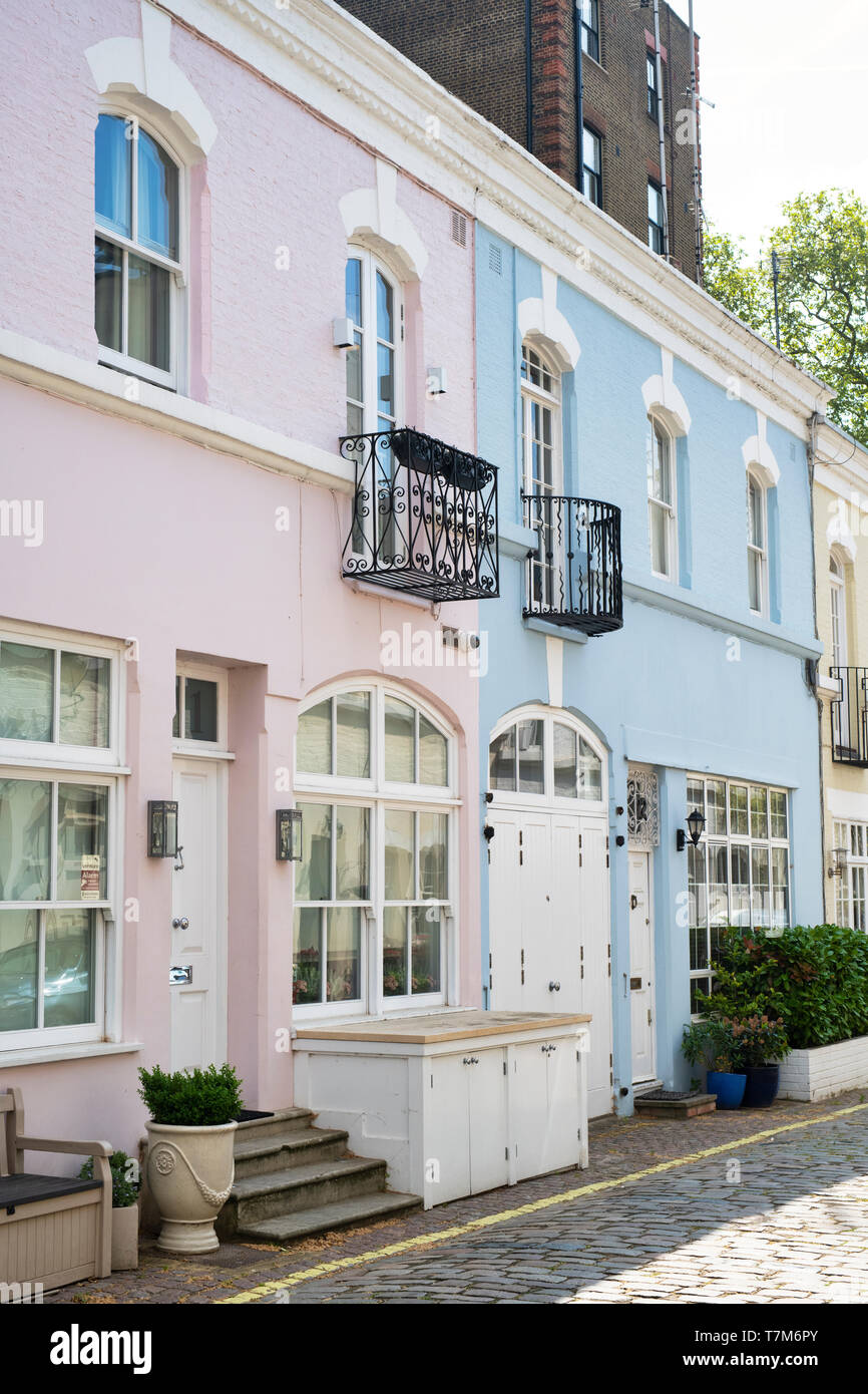 Pale Pink und blau bemalten Häusern. Ennismore Gärten Mews, South Kensington, London. England Stockfoto