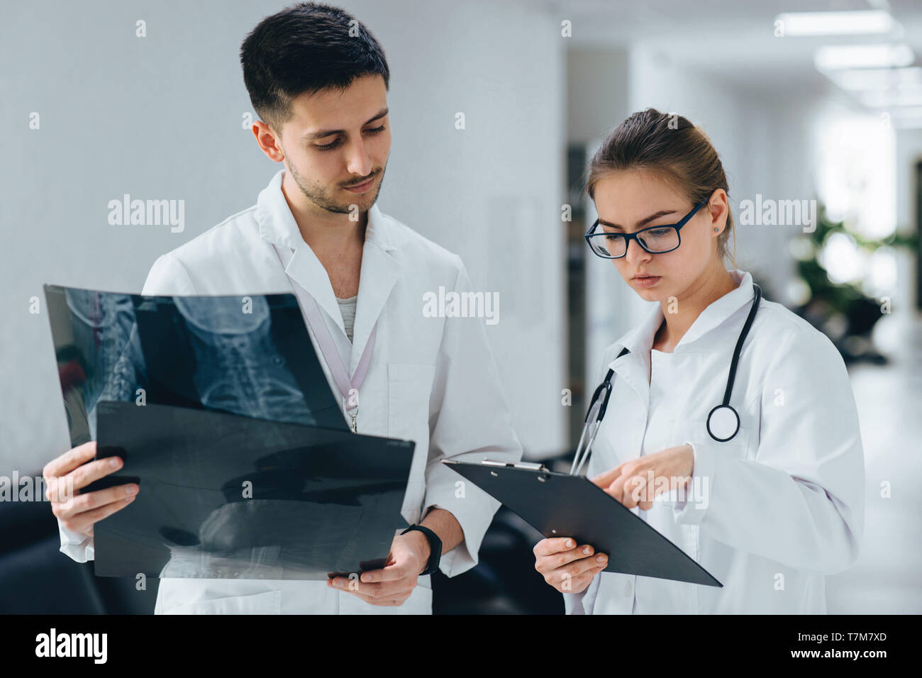 Gruppe von Medizinstudenten üben an der Klinik Stockfoto