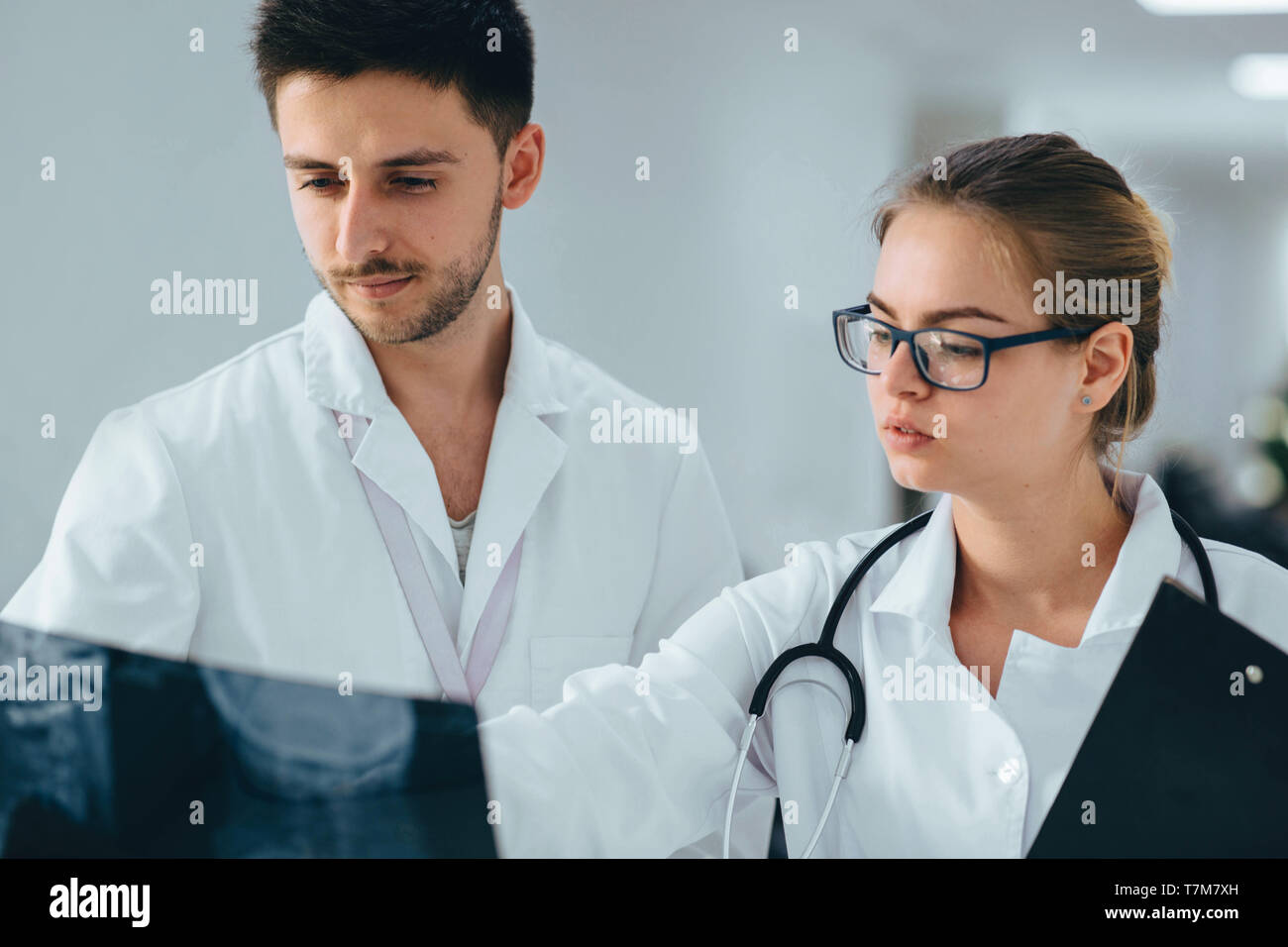Gruppe von Medizinstudenten üben an der Klinik Stockfoto