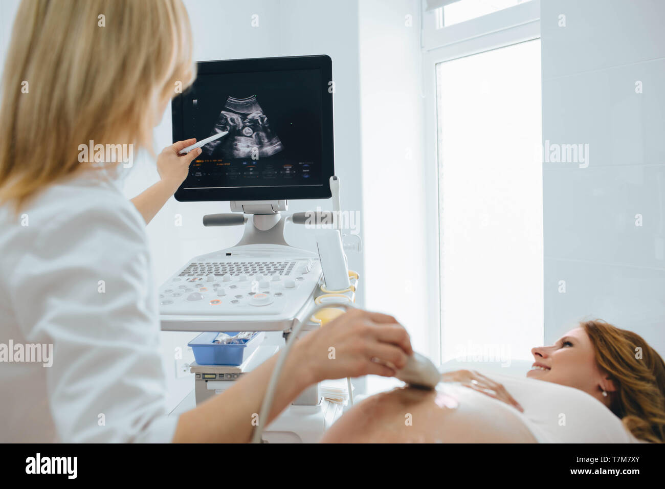 Schwangere Frau in SONOGRAM an der Klinik. schwangere Patienten Ultraschall Prüfung Stockfoto