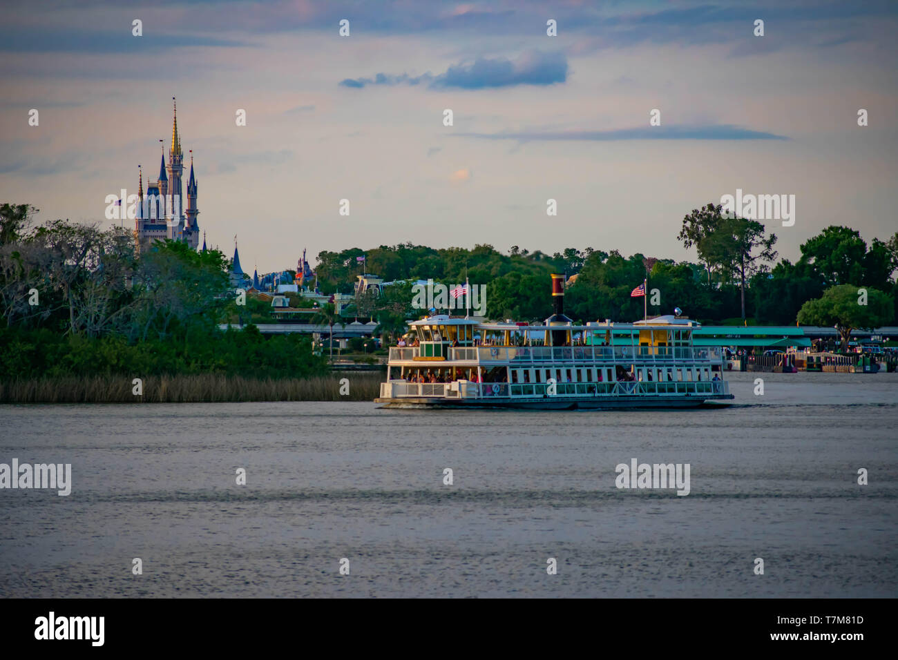 Orlando, Florida. April 02, 2019. Fähre und Panoramablick auf Cinderella's Castle in den Walt Disney World. Stockfoto