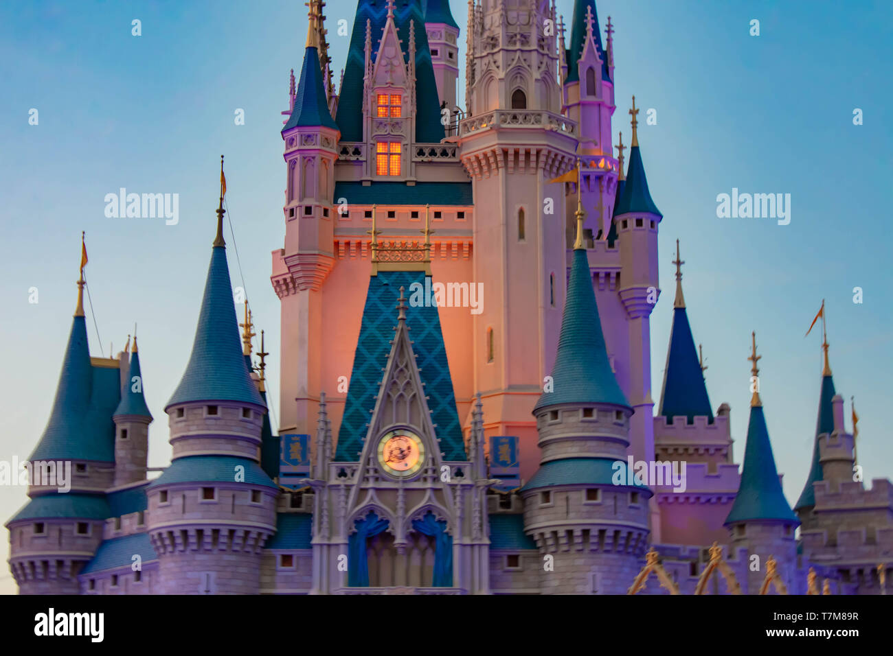 Orlando, Florida. April 02, 2019. Teilansicht von Cinderella's Castle auf der hellblaue Hintergrund bei der Walt Disney World (2) Stockfoto