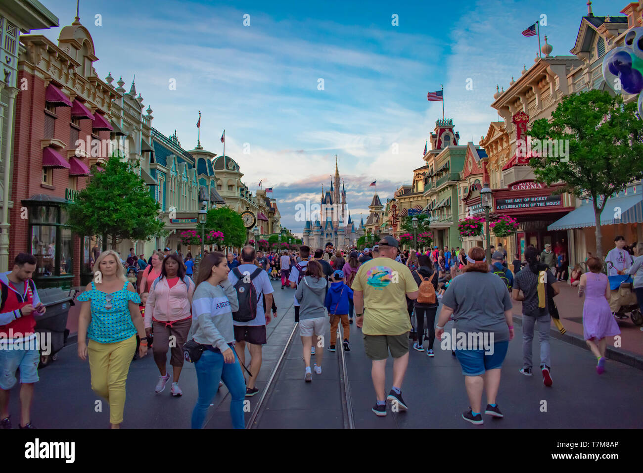 Orlando, Florida. April 03, 2019. Rückseitige Ansicht des Partners (Walt Disney und Mickey Mouse Statuen) und bunten Blumen im Magic Kingdom (2) Stockfoto