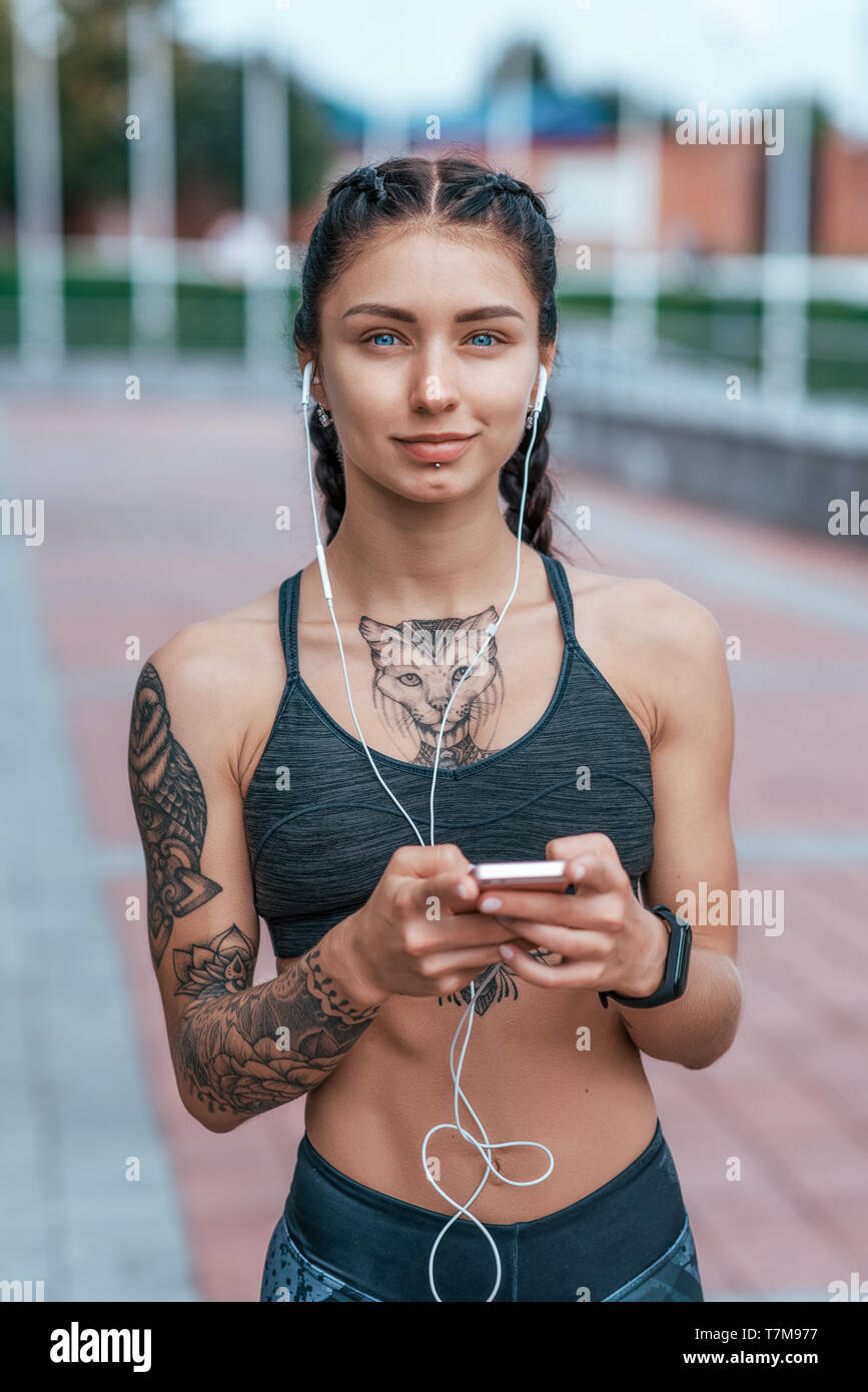 Mädchen mit Tattoos Mädchen mit Tattoos