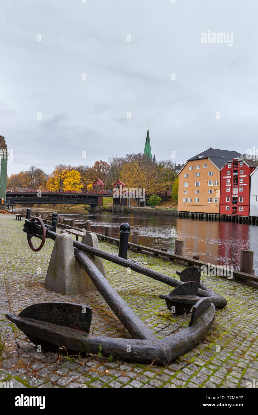 Der Turm der Kathedrale, die Altstadt Brücke (Gamle Bybro), über den Nidelva Fluss, und eine Linie über alte Lagerhäuser, Trondheim, Trøndelag, Norw Stockfoto