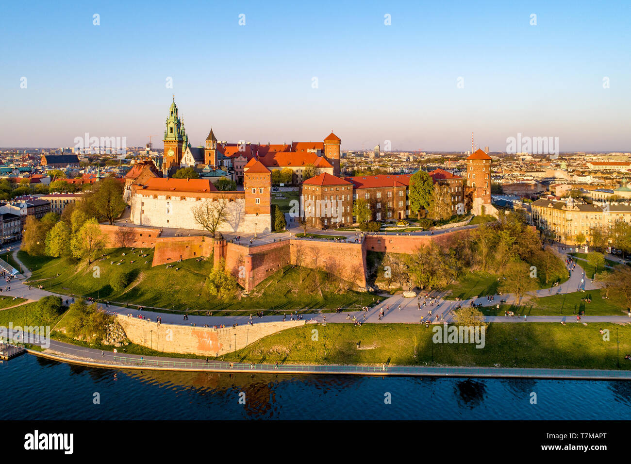 Historischen Königlichen Schloss und Kathedrale auf dem Wawel in Krakau, Polen, mit Park und die Weichsel. Luftbild bei Sonnenuntergang Stockfoto