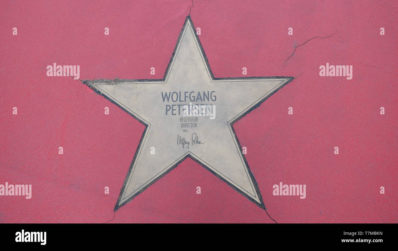 BERLIN, DEUTSCHLAND - 4. Mai 2019: Stern von Regisseur Wolfgang Petersen an der Boulevard der Stars, Walk of Fame in Berlin, Deutschland Stockfoto