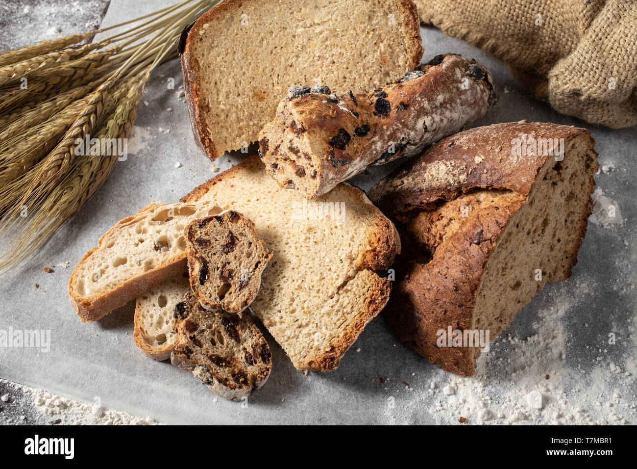 Sortiment von gebackenem Brot auf Holztisch Hintergrund Stockfoto