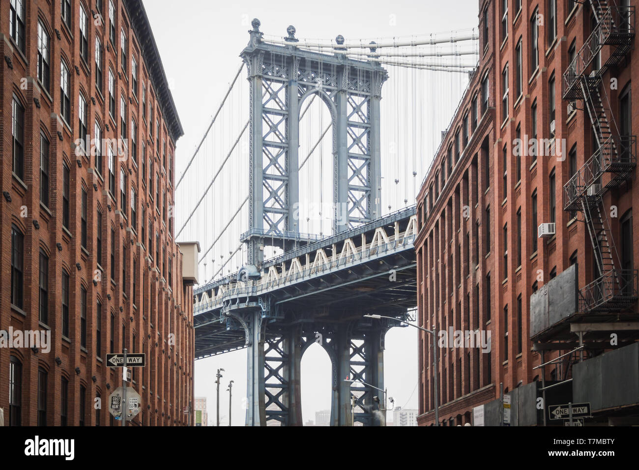Blick auf die berühmten dumbo und die Manhattan Bridge in den Straßen von Brooklyn, New York Stockfoto