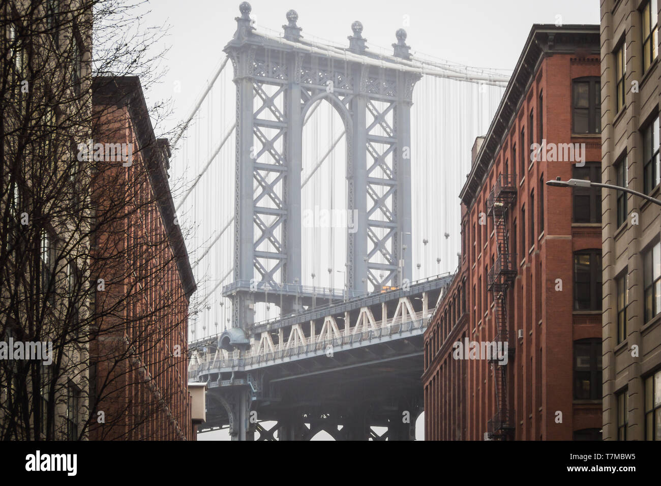 Den berühmten Blick auf die Manhattan Bridge an Dumbo in den Straßen von Brooklyn, New York Stockfoto