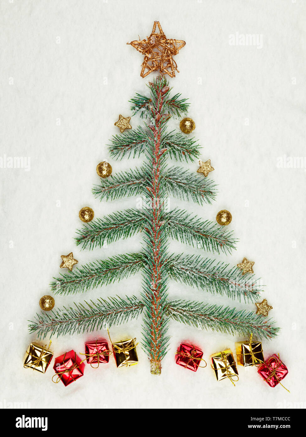 Weihnachtsbaum mit Schnee und Geschenke Stockfoto