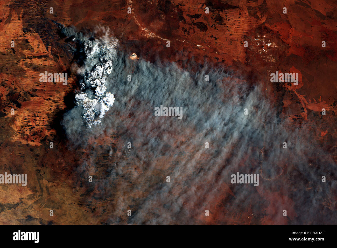 Buschbrände in der australischen Wüste im Januar 2019 vom Weltraum aus gesehen - enthält geänderte Copernicus Sentinel Data (2019) Stockfoto