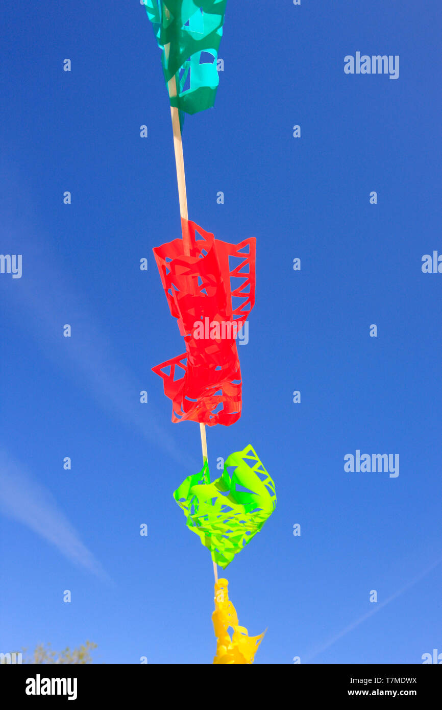 Mehrfarbige bunting wehen im Wind unter einem blauen Himmel in Tucson, AZ Stockfoto