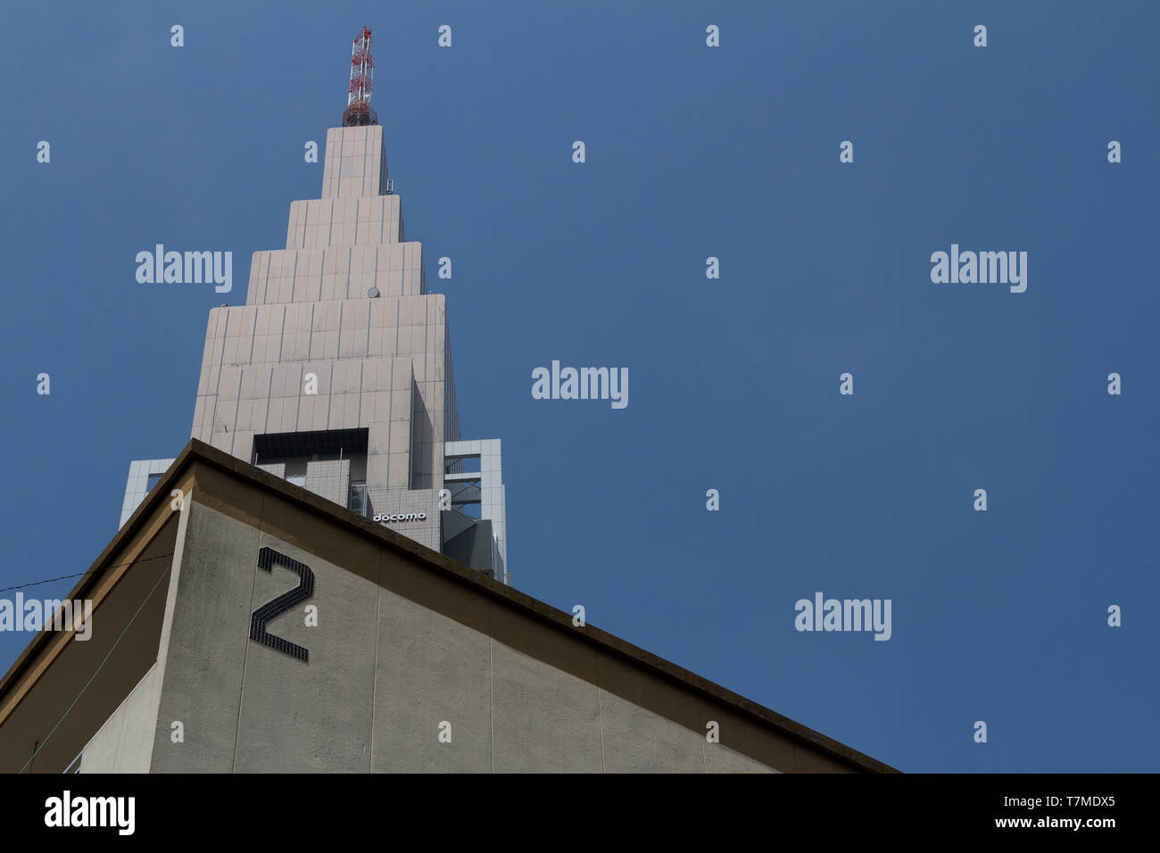 Der Turm des NTT Docomo Yoyogi Building in Tokio, Japan. Stockfoto