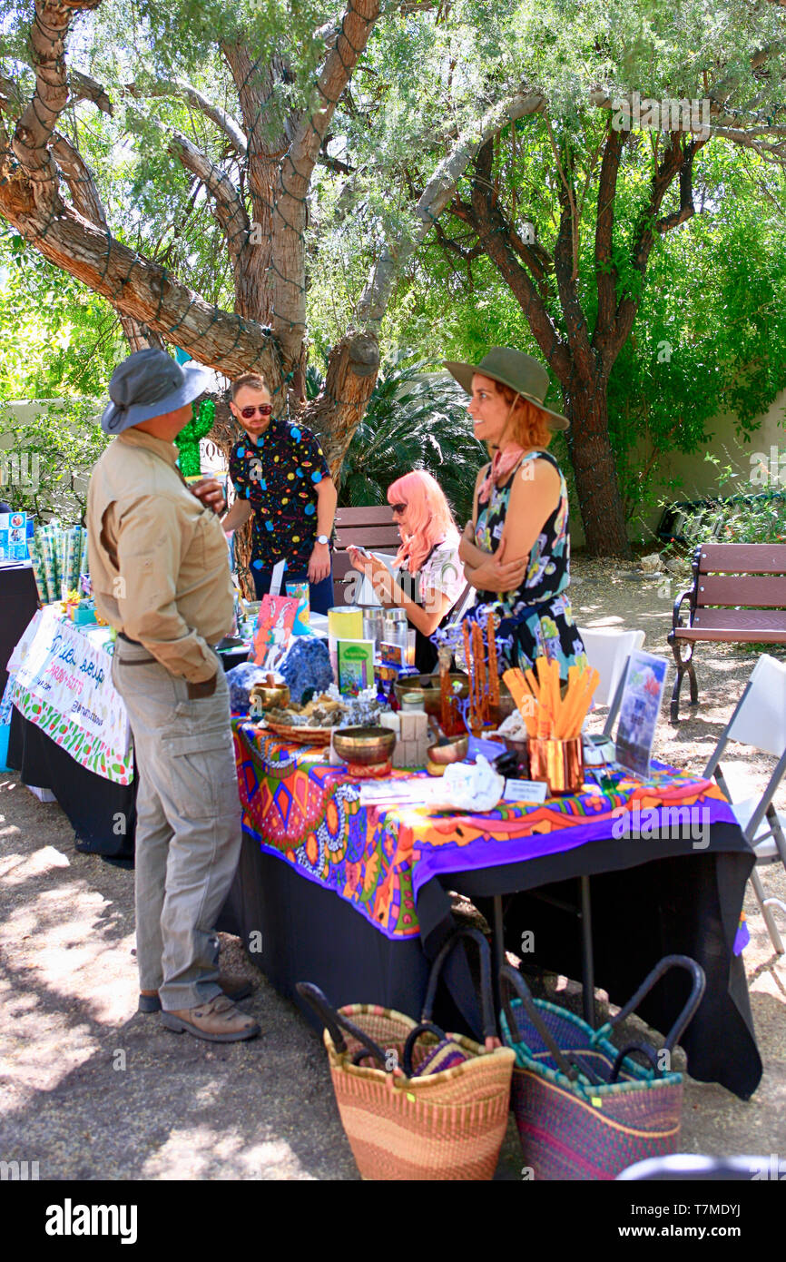 Verkäufer, die Tradition der lokalen handgefertigten Gegenständen zur Cinco de Mayo Fall an der Tohono Chul Park in Tucson, AZ Stockfoto