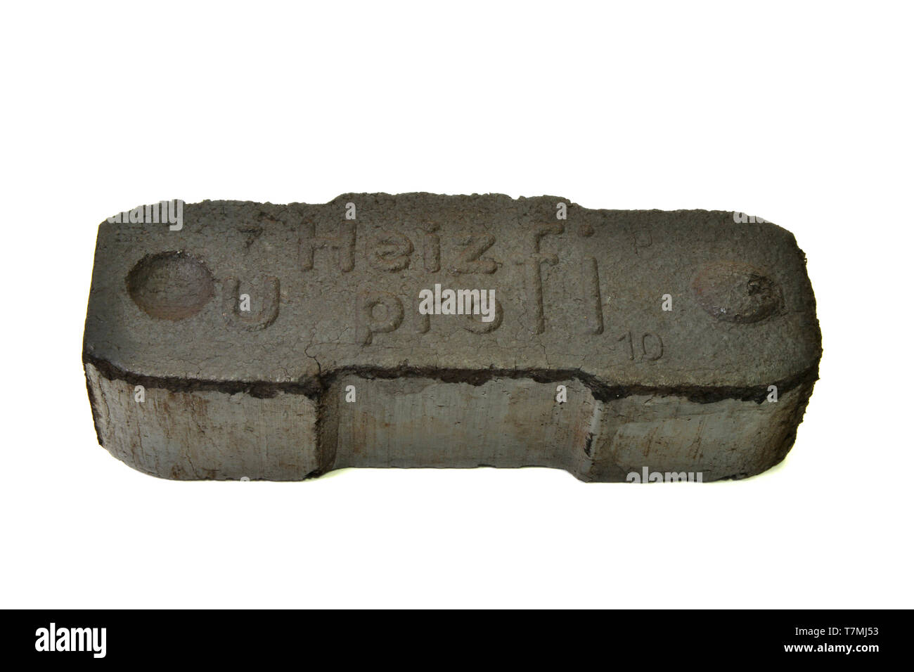 Braun Steinkohle oder Braunkohle Briketts. Studio Bild auf weißem Hintergrund Stockfoto