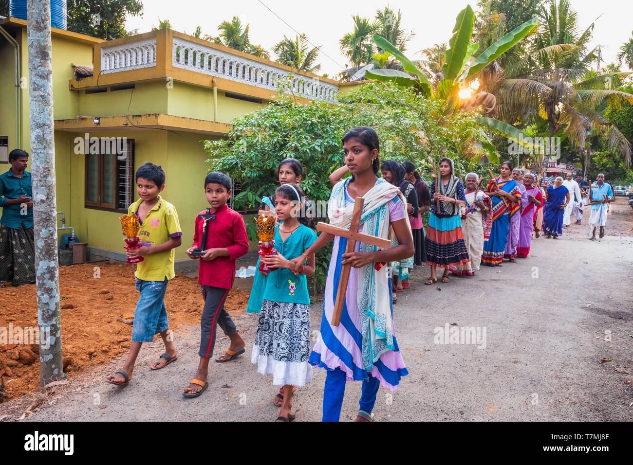 Indien, Kerala, Kumarakom, Dorf im Hintergrund der Vembanad See, religiöse Prozession Stockfoto