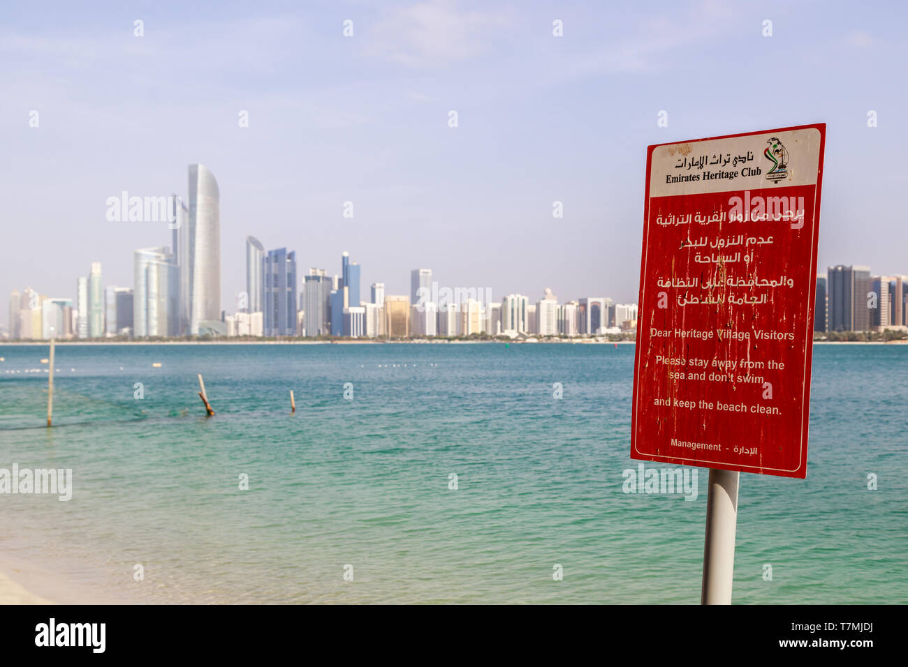 ABU DHABI, VAE, 10. JANUAR 2019: Rote Warntafel Verbot schwimmen im Meer auf Gebiet der Emirates Heritage Village Stockfoto