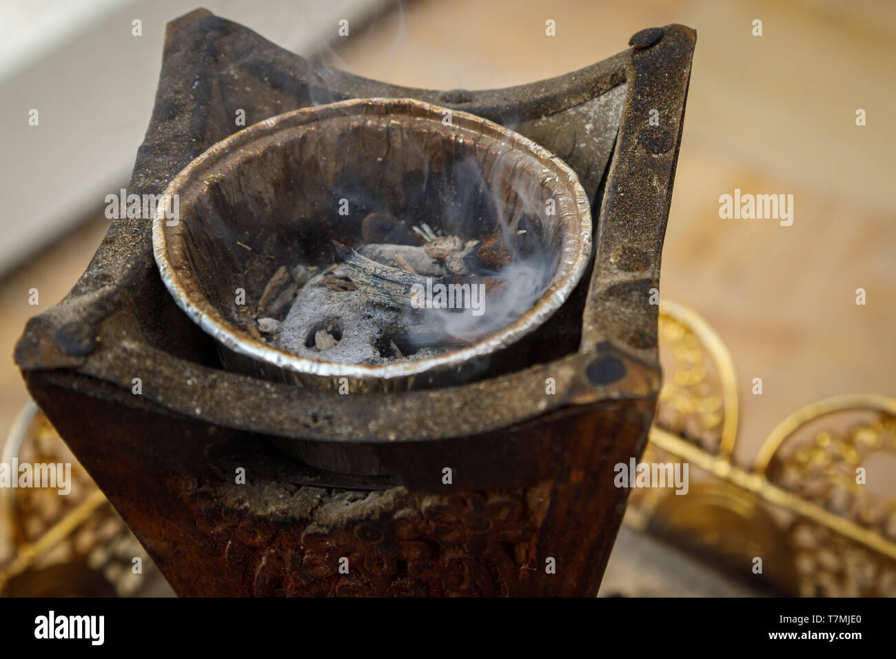 Die arabische oudh Brenner im Gewürzmarkt in Dubai, Vereinigte Arabische Emirate. Close-up Stockfoto