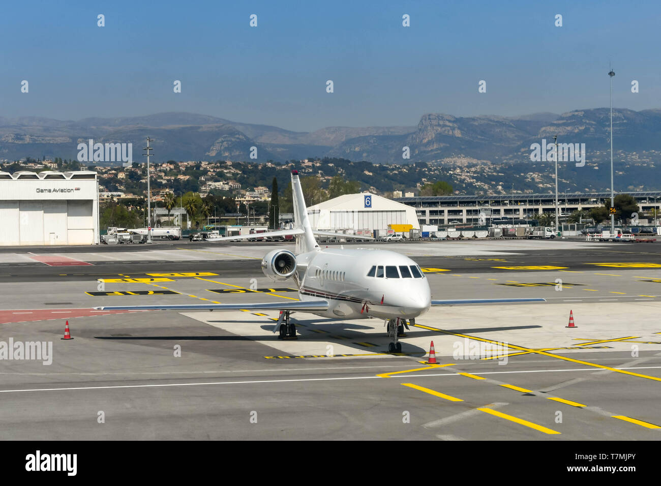 Nizza, Frankreich - April 2019: Falcon Private Executive Jet auf dem Boden am Flughafen Nizza im Süden Frankreichs. Stockfoto