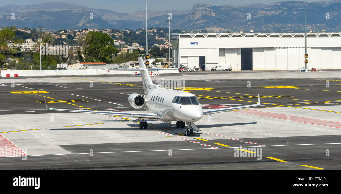 Nizza, Frankreich - April 2019: Hawker 900 XP private Executive Jet auf dem Boden am Flughafen Nizza im Süden Frankreichs. Stockfoto