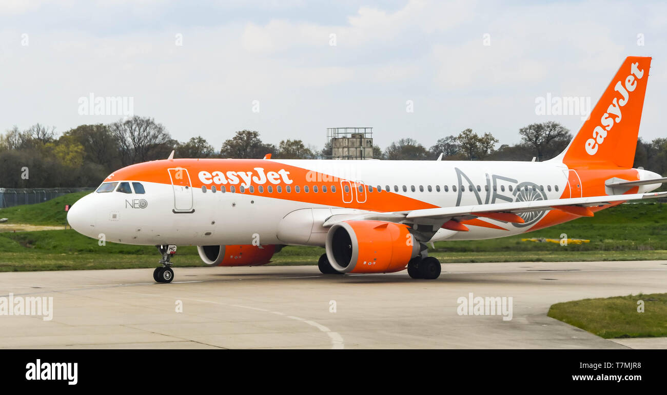 Der Flughafen London Gatwick, ENGLAND - April 2019: Neue Airbus A320 Neo Ebene betrieben von Easyjet rollen für Sie am Flughafen London Gatwick. Stockfoto