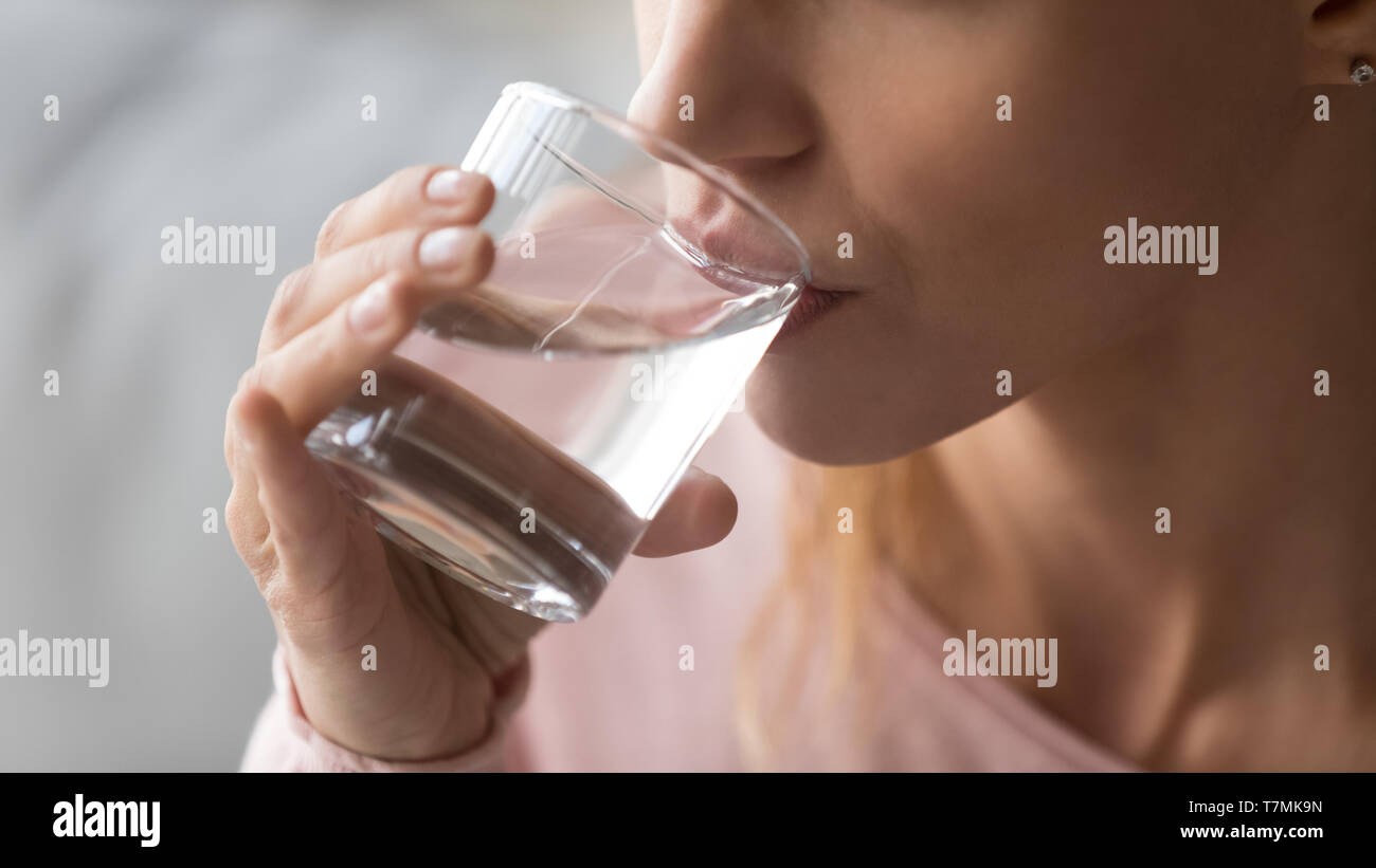 Bild Frau Close up hält Glas Wasser trinken immer noch Stockfoto
