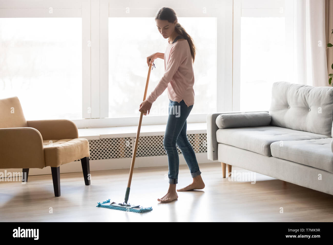 Barefoot girl tun Haus Reinigung mit Mikrofaser nasswischgerät Pad Stockfoto