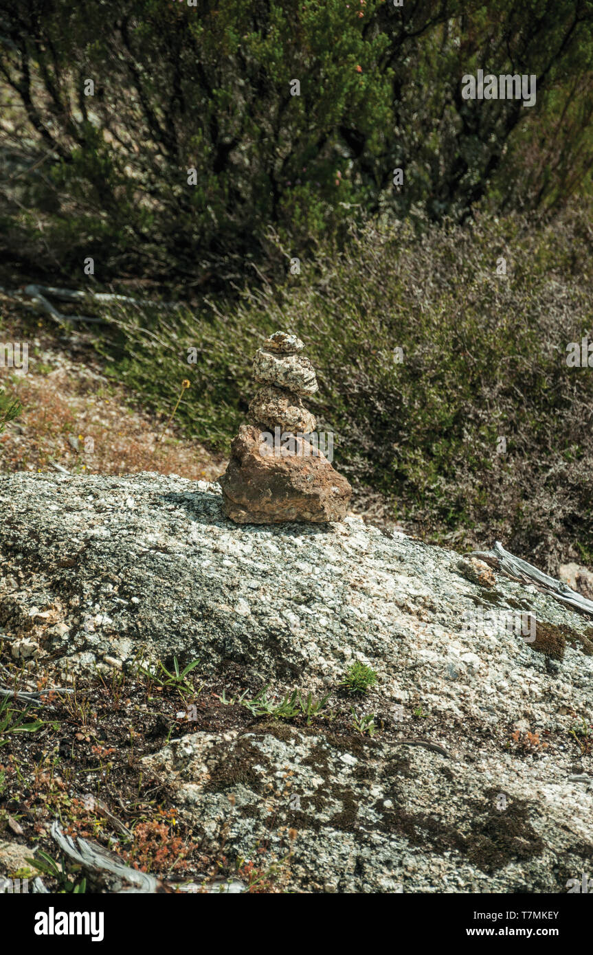 Kleine Cairn, ein Mensch-gemacht Steinhaufen als Wegweiser oder Wahrzeichen errichtet, in der Serra da Estrela. Das höchste Gebirge auf dem portugiesischen Festland. Stockfoto