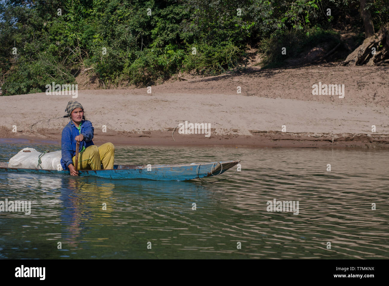 Eine Frau Paddeln im Wasser des Nam Ou Flusses, Laos Stockfoto
