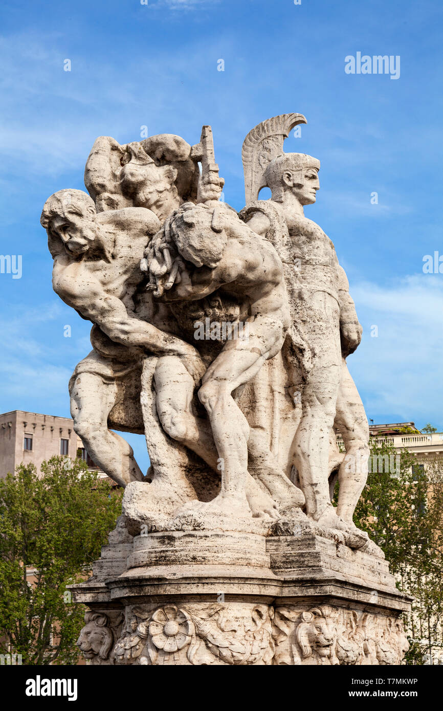 Statuen auf St. Engel Brücke über den Tiber in Rom, Italien Stockfoto