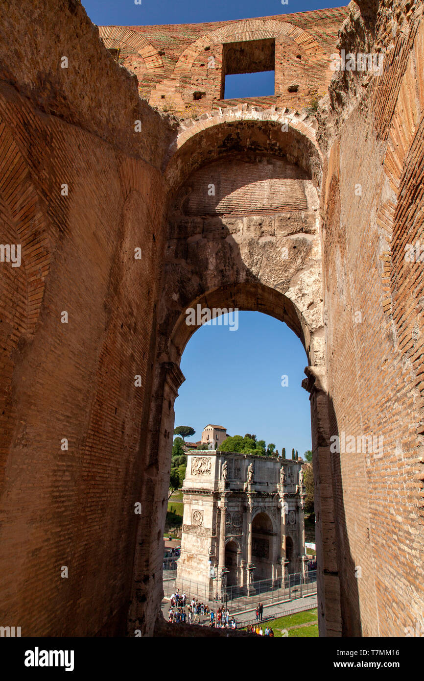 Triumphbogen des Konstantin ein Triumphbogen vom Kolosseum Kolosseum oder auch als der Flavischen Amphitheater, Rom, Italien Stockfoto