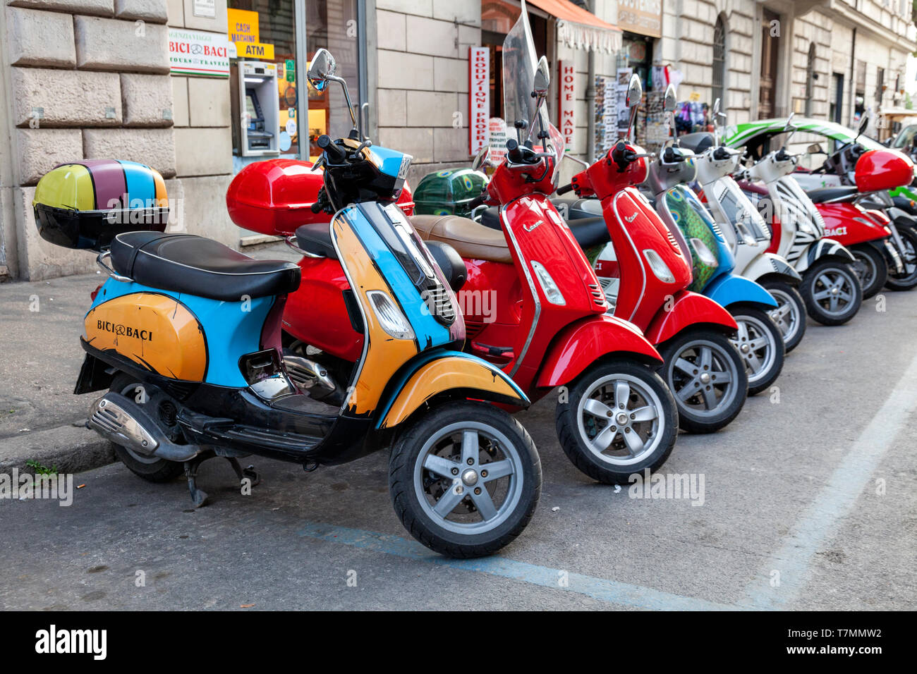 Linie der Vespa in den Straßen von Rom, Italien. Stockfoto