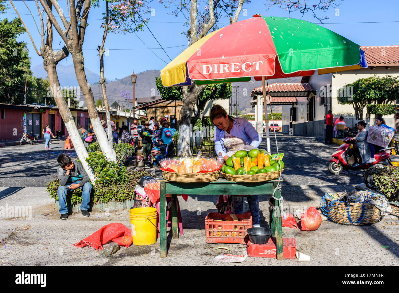 Antigua, Guatemala - 14. April 2019: Street stall verkaufen Mango & Andere Früchte, frisch am Palmsonntag in UNESCO-Weltkulturerbe. Stockfoto