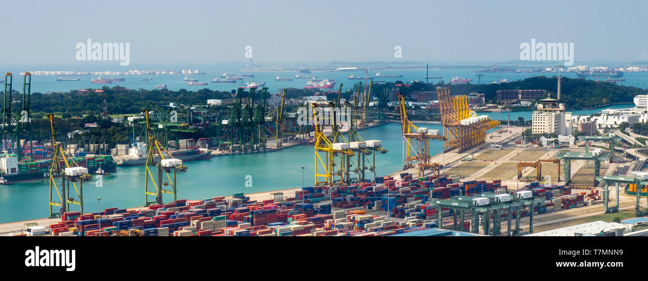 Kräne und Container im Hafen von Singapur Keppel Harbour Singapur. Stockfoto