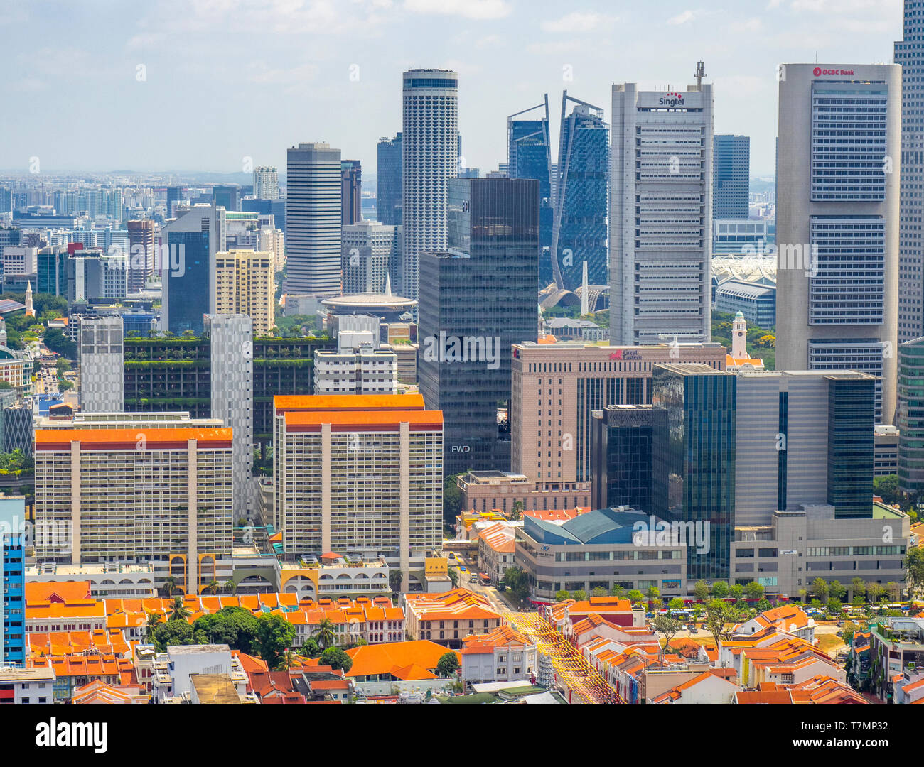 Stadtbild Silhouette der Türme und Wolkenkratzer und Chinatown im Vordergrund Singapur Stockfoto