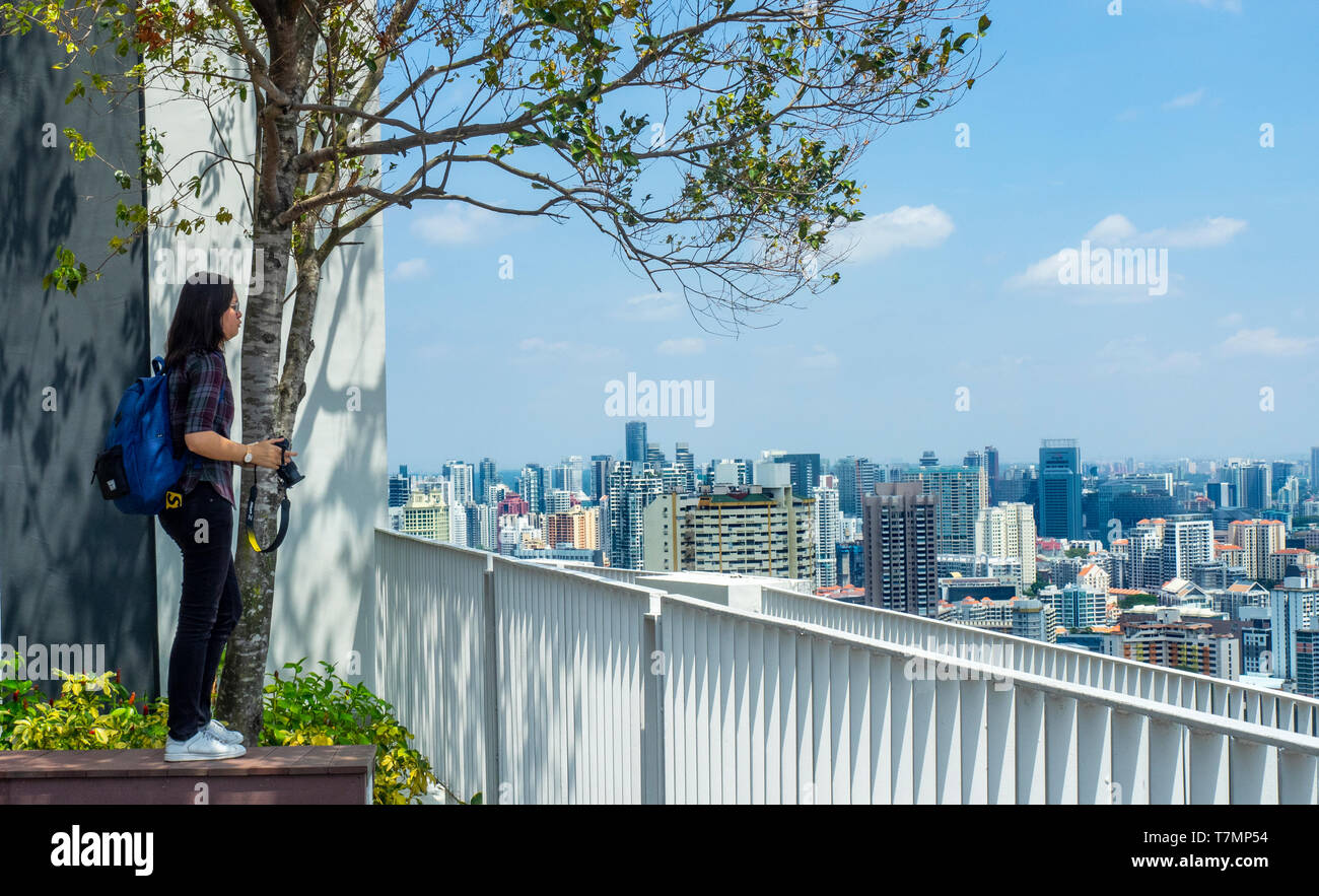 Weibliche Touristen mit Kamera Fotografieren auf dem 50. Stock Sky Garden bei Pinnacle @ Duxton Apartment Complex Singapur. Stockfoto